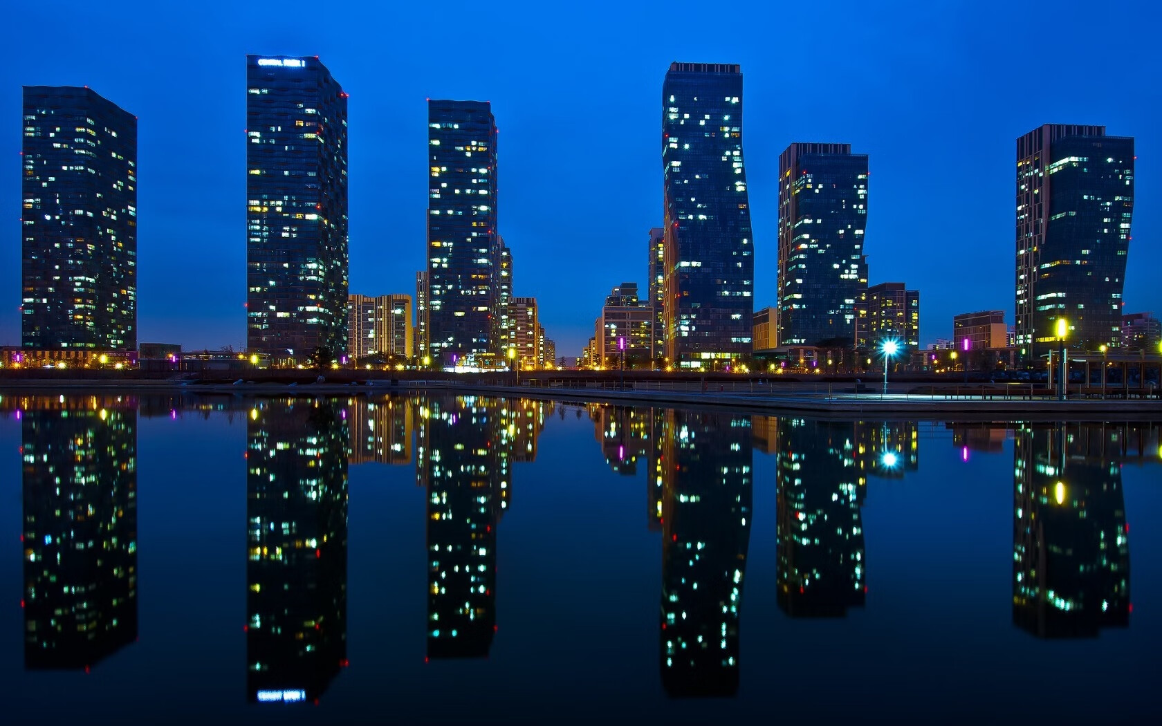 _都市登山挑战:攀越天际线的勇敢征程_,攀登天梯图片